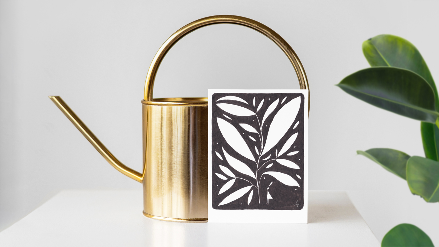Carte postale issue de la collection"Rhume des foins". Une illustration à l'encre avec une plante et un personnage. Design par Meg Chikhani